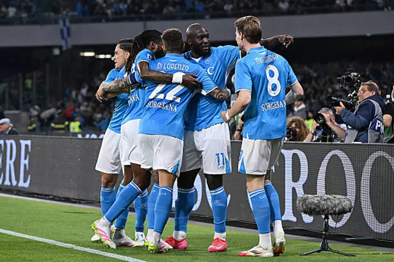 الدوري الإيطالي يقترب من نهاياته: لوكاكو يتولى قيادة هجوم نابولي أمام بارما